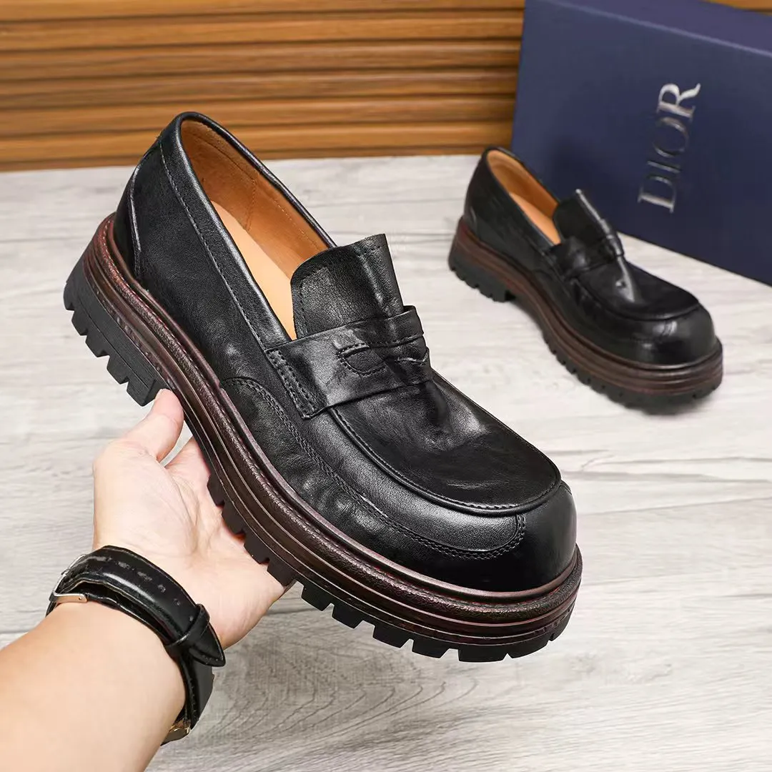 Factory price 540 🕷️🕷️[Dior] Dior's new men's shoes are launched in Hong Kong counters. Official website 1:1 production. Original Italian patented cowhide + water-dyed 🐂 leather lining. Designed by European and American masters. Goodyear craftsmanship, washed cowhide, perfect shape to create counter quality, solid color rubber wear-resistant outsole and classic dazzling toe! Super versatile and very comfortable. High-end without losing taste, fashionable and novel! ! Absolute focus! Colors optional, code number 38-44 (45 customized)